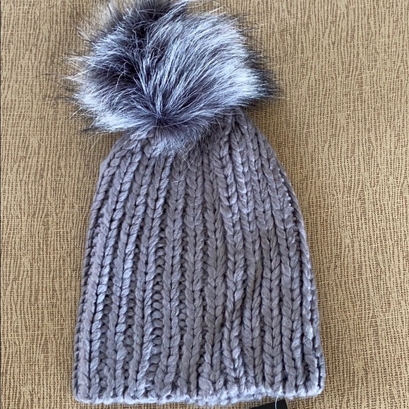 NEW Women’s SKEA knit hat grey with silver fur pom - Picture 5 of 5